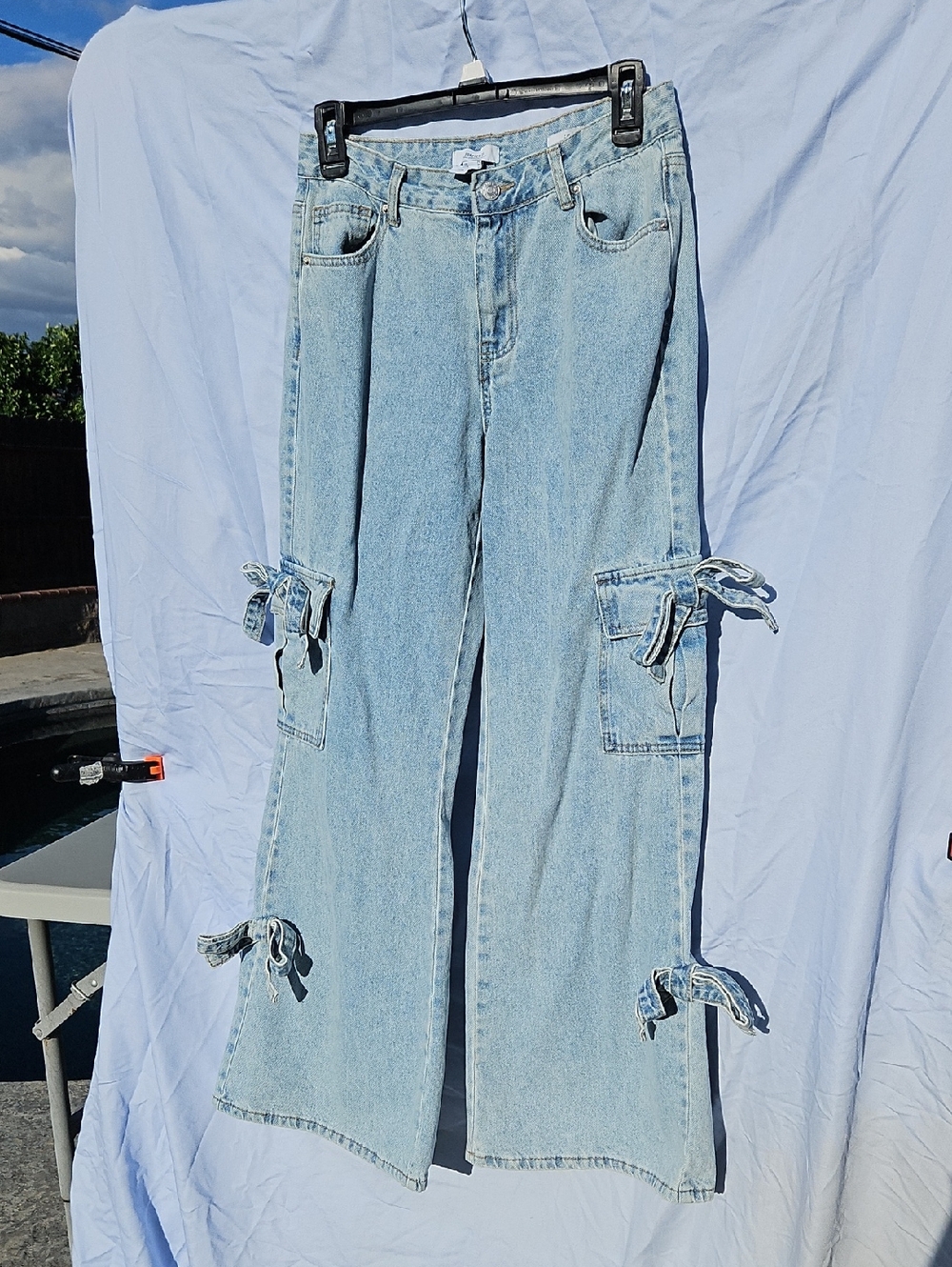 Forever 21 Light Wash Wide Leg Cargo Jeans with Tie Details Size 25